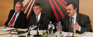 De g. à dr.: Tunne Kelam, Gilles Paruelle, Mohammad Mojadessine