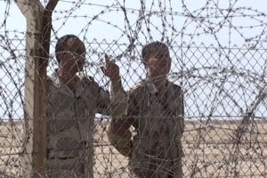 Forces irakiennes de l'autre côté de la clôture d'Achraf