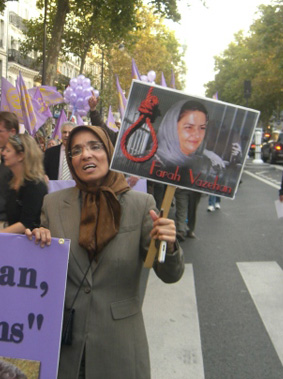 Homeira Vazehan tenant à la main la photo de sa soeur Farah, condamnée à mort en Iran pour délit de lien de parenté