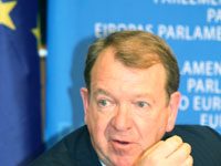 « Il est tout à fait inacceptable que 140 haut-parleurs entourent désormais le camp d’Achraf » – Struan Stevenson