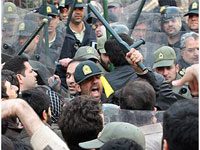 Iran : Les miliciens du Bassidj contraints de recourir aux matraques selon le responsable de la communication du régime