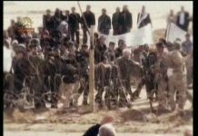 Intrigue de l’ambassade des mollahs et du Comité contre Achraf pour rassembler des agents autour du camp vendredi prochain 7 janvier 2011 - agents des mollahs attroupés devant la clôture d'Achraf