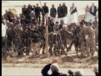 7 janvier 2011 - agents des mollahs attroupés devant la clôture d'Achraf