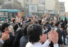 Les manifestants crient “Liberté, liberté, liberté” à Téhéran