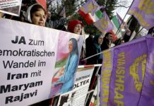 Des militants de la Résistance iranienne lancent des slogans contre le gouvernement en Iran