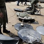 Iran : les agents du régime abattent des antennes paraboliques à Ispahan