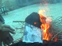 Des photos de Khamenei brûlées à Téhéran