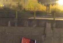 Un grand poster suspendu à Téhéran disant : « Dictateur salue la fin » 20 février 2011