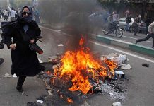 Téhéran : Tirs sur la foule, les manifestants brûlent des véhicules des forces répressives
