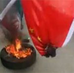 Des manifestants syriens brûlent le drapeau du régime iranien