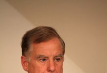 «Il n’y a pas de base légale pour classer les Achrafiens comme terroristes » – Howard Dean