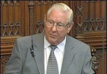 Lord Clarke : Le projet de l’ambassadeur Butler pour le camp d’Achraf est absolument dangereux