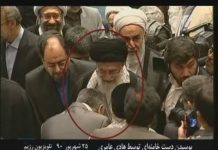 Hadi Ameri, commandant du corps de Badr et ministre de Maliki, et plusieurs agents irakiens du régime embrassent la main de Khamenei