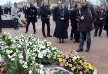 Maryam Radjavi aux obsèques de Danielle Mitterrand