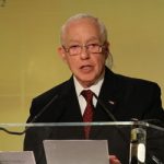 Michael Mukasey : nous appelons l’ambassadeur Kobler de dire la vérité sur ce qui est en train de se préparer au camp Liberty