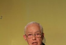 Michael Mukasey : nous appelons l’ambassadeur Kobler de dire la vérité sur ce qui est en train de se préparer au camp Liberty
