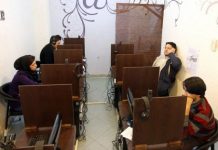 Iran: Les autorités empêchent régulièrement l’accès à internet en réduisant ou coupant la bande passante disponible, notamment en période de tensions politiques.