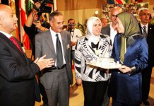 Une délégation palestinienne remet à Mme Radjavi une représentation de la mosquée d’Al-Aqsa