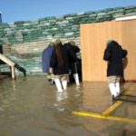 Après les fortes pluies, les agents irakiens empêchent l’évacuation des eaux et des égouts qui inondent Liberty