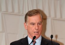 Howard Dean appelle à une action rapide pour aider les Iraniens du camp Liberty
