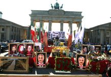 Manifestants à Berlin contre le récent massacre au camp d’Achraf