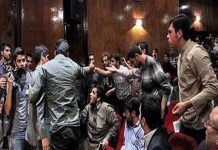 Iran : Protestations des étudiants à Téhéran lors de la visite de Rohani – Vidéo