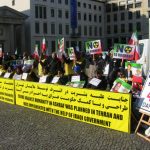 Des manifestants iraniens devant l’ambassade américaine à Berlin