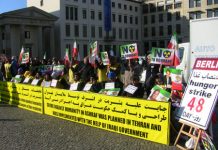Des manifestants iraniens devant l’ambassade américaine à Berlin