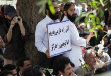 Iran : arrestations de protestataires d’une minorité religieuse devant le parlement des mollahs