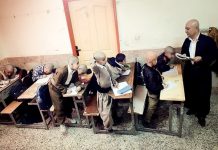 Iran – Kurdistan : pour soutenir son élève malade, un enseignant se rase la tête