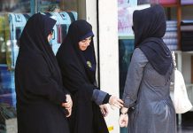 L’oppression des femmes en Iran : raid sur un magasin de vêtements féminins