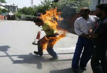 Iran : un homme s’immole par le feu devant le ministère du pétrole durant la visite d’Hassan Rohani