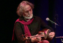 Un musicien iranien est privé du droit de voyager à l’étranger uniquement parce que son groupe musical comporte des femmes Un musicien iranien est privé du droit de voyager à l’étranger uniquement parce que son groupe musical comporte des femmes