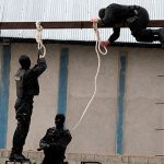 Iran (Photos) : Deux prisonniers pendus en public à Chiraz CNRI – Les bourreaux du régime iranien ont pendu en public deux hommes, le samedi 17 janvier à Chiraz (chef-lieu de la province de Fars, située au sud de l’Iran).