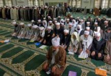 Le régime iranien ordonne le retrait d’une photo controversé Le régime iranien ordonne le retrait des photos des prières séparées des sunnites et des chiites lors de la « Conférence sur l’unité islamique » tenue à Téhéran