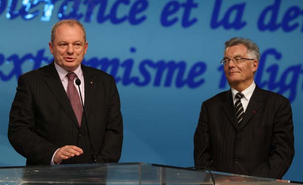 Jean-Pierre Muller, maire de Magny-en-Vexin, est intervenu la semaine dernière lors des Vœux de la Résistance iranienne à Pontoise en présence de nombreux personnalités et d'élus venus du monde entier. La réunion coïncidait avec la grande mobilisation internationale en solidarité avec les victimes de la terrible tuerie de Charlie hebdo. 