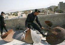 Iran – Protestation à Téhéran contre la confiscation des antennes paraboliques par la police du régime des mollahs Iran – Protestation à Téhéran contre la confiscation des antennes paraboliques par la police du régime des mollahs