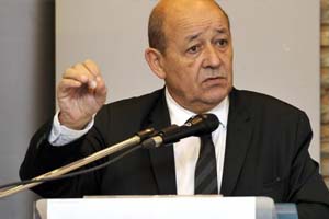 Le ministre français de la Défense, Jean-Yves Le Drian, a dénoncé lundi "une entreprise de déstabilisation" de l'Iran au Yemen et affiché son soutien à la coalition dirigée par l'Arabie saoudite face aux rebelles chiites Houthis