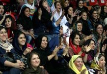 Expulsez le régime misogyne iranien du Comité international olympique ! Le 19 juin, lors de la coupe du monde de volleyball au stade Azadi de Téhéran en Iran, les agents du régime des mollahs ont agressé et battu avec violence les Iraniennes et même les journalistes femmes locales et étrangères qui voulaient entrer dans ce stade de 12.000 places