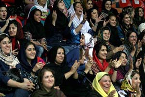 Le 19 juin, lors de la coupe du monde de volleyball au stade Azadi de Téhéran en Iran, les agents du régime des mollahs ont agressé et battu avec violence les Iraniennes et même les journalistes femmes locales et étrangères qui voulaient entrer dans ce stade de 12.000 places