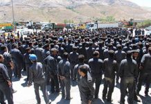 Les travailleurs s’unissent pour revendiquer leurs droits et leurs salaires en Iran Des travailleurs du centre de production de cuivre Sarcheshmeh à Rafsanjan se réunissent pour manifester