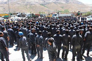 Des travailleurs du centre de production de cuivre Sarcheshmeh à Rafsanjan se réunissent pour manifester
