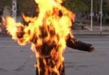 Iran: Déchirante auto-immolation d’un enseignant kurde pour protester contre les extorsions par le régime des mollahs Iran: Déchirante auto-immolation d'un enseignant kurde pour protester contre les extorsions par le régime des mollahs