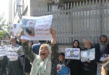 Iran : protestation des familles des prisonniers politiques et des dissidents assassinés par le Regime Iran : protestation des familles des prisonniers politiques et des dissidents assassinés par le Regime