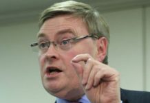 Iran : L’Eurodéputé David Campbell Bannerman condamne l’attaque des membres de l’OMPI au camp Liberty