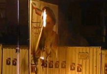 Iran – Des jeunes détruisent les portraits de Khomeini et de Khamenei à Téhéran Iran – Des jeunes détruisent les portraits de Khomeini et de Khamenei à Téhéran