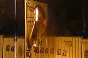 Iran – Des jeunes détruisent les portraits de Khomeini et de Khamenei à Téhéran