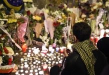 CNRI : Cérémonie devant le Bataclan en hommage aux victimes des attaques terroristes du 13 novembre à Paris