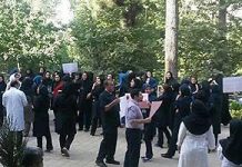 Iran : robe uniforme obligatoire pour les femmes Iran : robe uniforme obligatoire pour les femmes