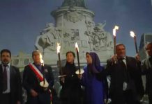 Des flambeaux en hommage aux victimes du 13 novembre et en solidarité avec les Français